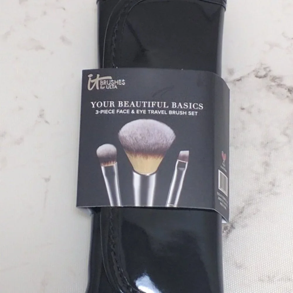 It Cosmetics for Ulta Travel Beautiful Basics Brush Set